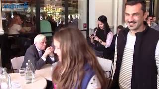Στην κεντρική πλατεία της Καλαμάτας με φίλους ο Πρόεδρος της Δημοκρατίας
