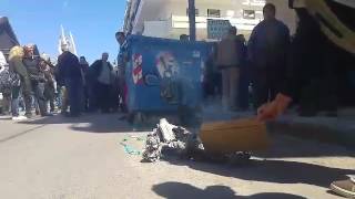Αναψαν φωτιές οι αγρότες έξω από το Δασαρχείο Καλαμάτας