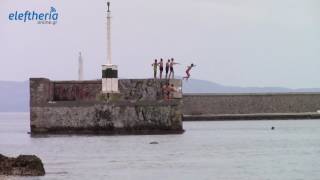 Καλαμάτα: Μπάνια και βουτιές από το "τετράγωνο" με τη λήξη των σχολείων