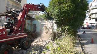 Κατεδάφιση ερειπίων στο κέντρο της Καλαμάτας