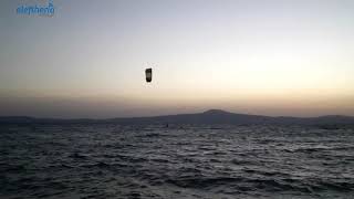 Μεσσηνία “χορεύοντας” με ηλιοβασίλεμα πάνω σε μια σανίδα στο νερό στο Ακρογιάλι