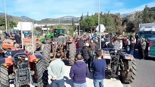 Καλαμάτα: Μπλόκο των αγροτών στον κόμβο του αυτοκινητοδρόμου πάνω από το ΚΤΕΛ (1)