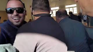 Αγρότες έχυσαν γάλα στο κτήριο της Π.Ε. Μεσσηνίας