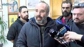 Κινητοποίηση αγροτών στην Καλαμάτα. Εχυσαν λάδι στα σκαλιά του Διοικητηρίου