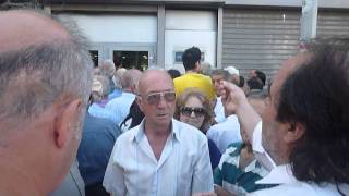 Συνταξιούχοι περιμένουν έξω από την Εθνική Τράπεζα στην Καλαμάτα