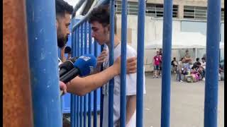 Η συγκλονιστική στιγμή της συνάντησης δύο αδερφών από τη Συρία στο λιμάνι της Καλαμάτας