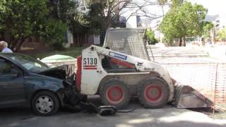 Αυτοκίνητο τράκαρε με φορτωτή στο κέντρο της Καλαμάτας