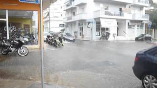 "Ποτάμια" δρόμοι της Καλαμάτας από την ξαφνική νεροποντή