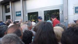 Καλαμάτα: Ταλαιπωρία συνταξιούχων περιμένοντας να ανκοίξουν οι τράπεζες