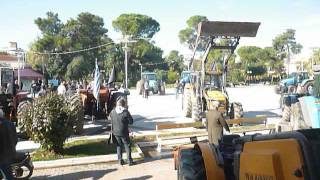 Με τα τρακτέρ έξω από την Τράπεζα Πειραιώς στη Μεσσήνη