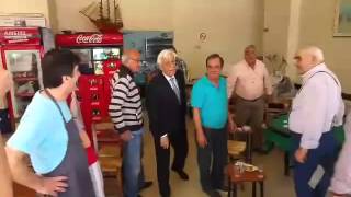 Ο Πρόεδρος της Δημοκρατίας σε παραδοσιακό καφενείο στην Καλαμάτα