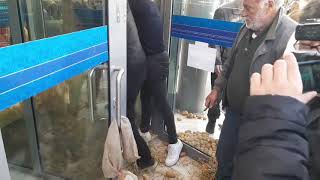 Καλαμάτα: Αγρότες άδειασαν πατάτες και σανό μέσα στην Alpha Bank