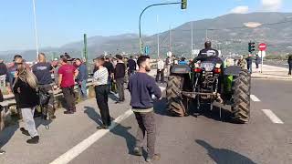 Καλαμάτα: Αγροτικό μπλόκο στον κόμβο της Θουρίας στον αυτοκινητόδρομο