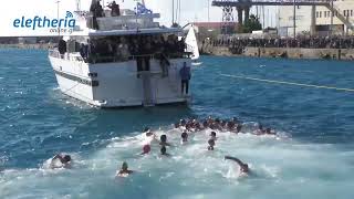 Καλαμάτα: Λαμπρός εορτασμός των Θεοφανίων - Ο 18χρονος Κων. Αδαμόπουλος έπιασε τον Σταυρό