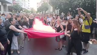 Καλαμάτα: Συμβολικό πέρασμα της πορείας κάτω από το σπίτι της 39χρονης Βασιλικής