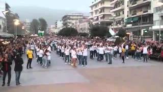 Νέο ρεκόρ γκίνες στην Καλαμάτα: 740 άτομα χόρεψαν μπατσάτα στην κεντρική πλατεία
