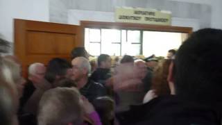 Πανηγυρισμοί της ώρα της απόφασης υπέρ του Γ. Τσώνη για το Δήμο Μεσσήνης