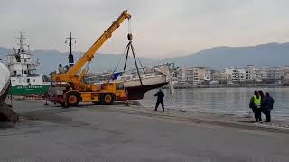 Ανέλκυση κατασχεμένων ιστιοφόρων από το λιμάνι Καλαμάτας