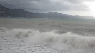 Χειμερινό σκηνικό με μεγάλα κύματα στην Παραλία της Καλαμάτας