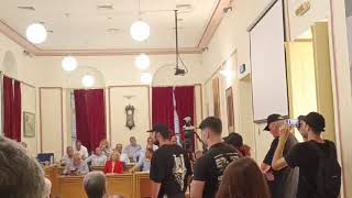 Διαμαρτυρία Ρουβίκωνα στο Δημοτικό Συμβούλιο Καλαμάτας για τις αυξήσεις της ΔΕΥΑΚ