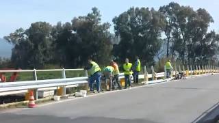 Σιδερένιες μπάρες στη γέφυρα του Παμίσου