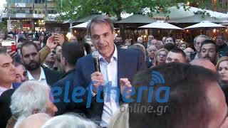 Ο Κυριάκος Μητσοτάκης στην κεντρική πλατεία Καλαμάτας