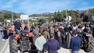 Καλαμάτα: Μπλόκο των αγροτών στον κόμβο του αυτοκινητοδρόμου πάνω από το ΚΤΕΛ (2)