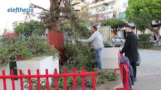Ολοκληρώνεται η απομάκρυνση του μεγάλου χριστογεννιάτικου δέντρου από την κεντρική πλατεία Καλαμάτας