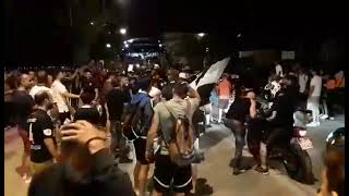 Εκατοντάδες φίλαθλοι υποδέχθηκαν τη "Μαύρη Θύελλα'  μετά την κατάκτηση του τίτλου